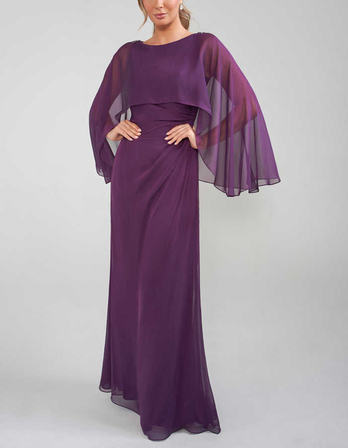 Vestido largo morado de chifón con mangas tipo capa