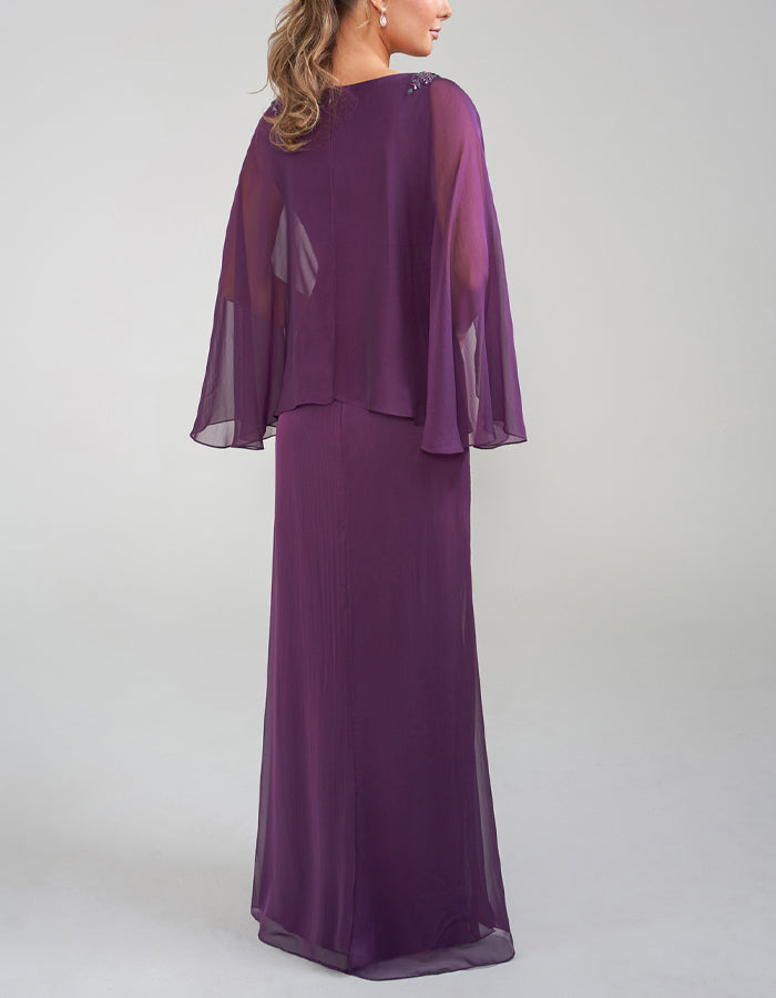 Vestido largo morado de chifón con mangas tipo capa