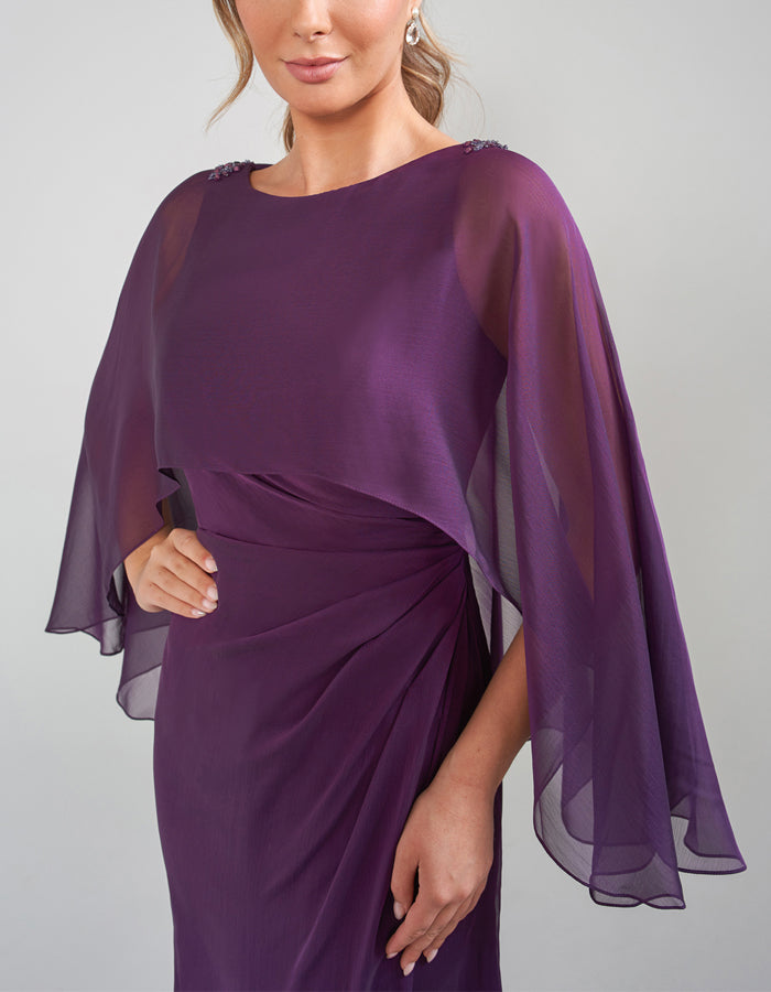 Vestido largo morado de chifón con mangas tipo capa