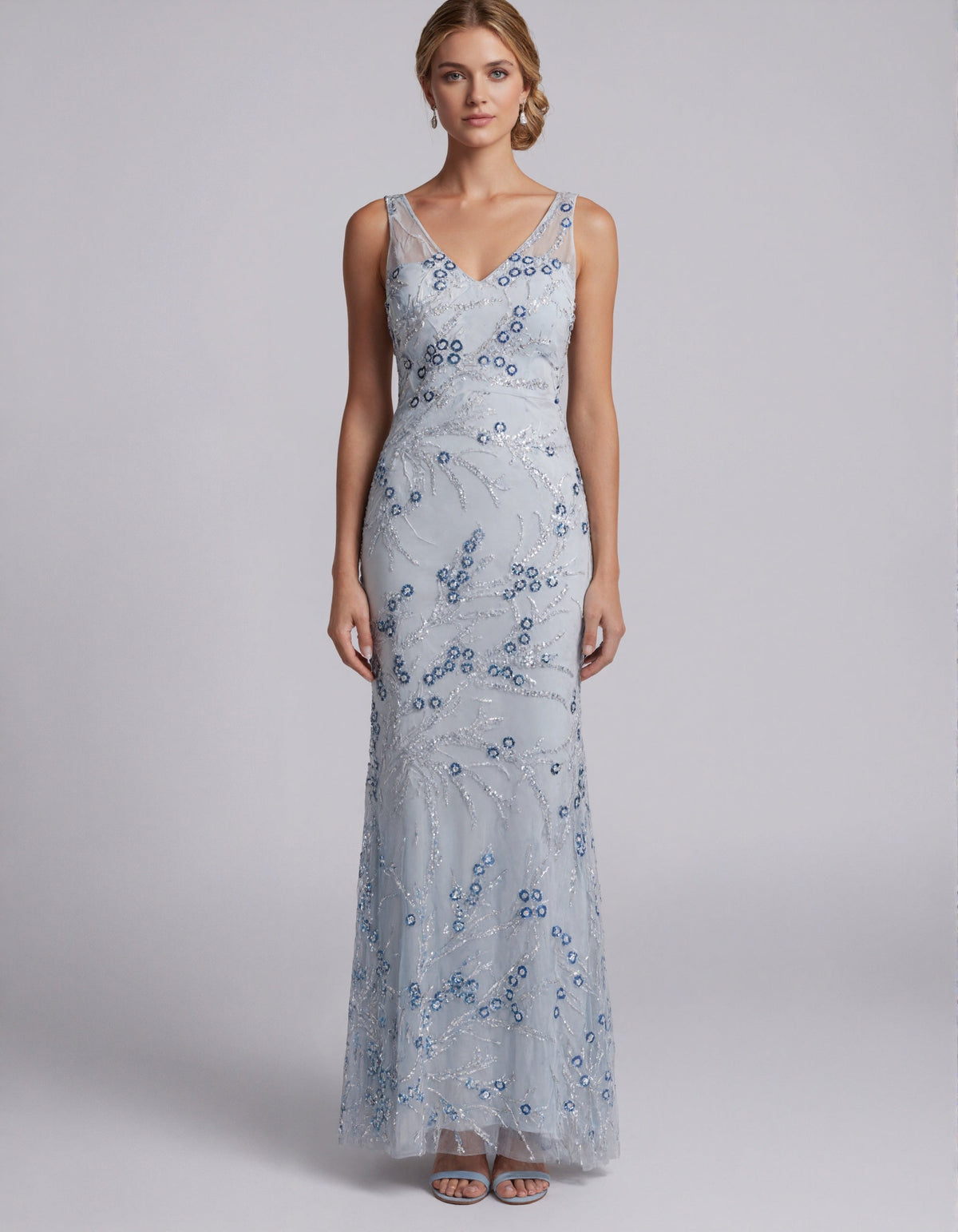 Vestido largo de tul con lentejuelas florales azul celeste