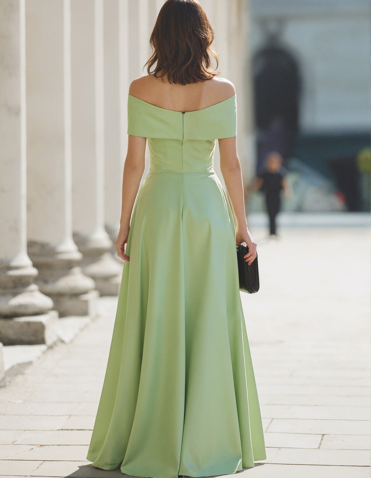 Vestido largo verde claro de satén con hombros descubiertos