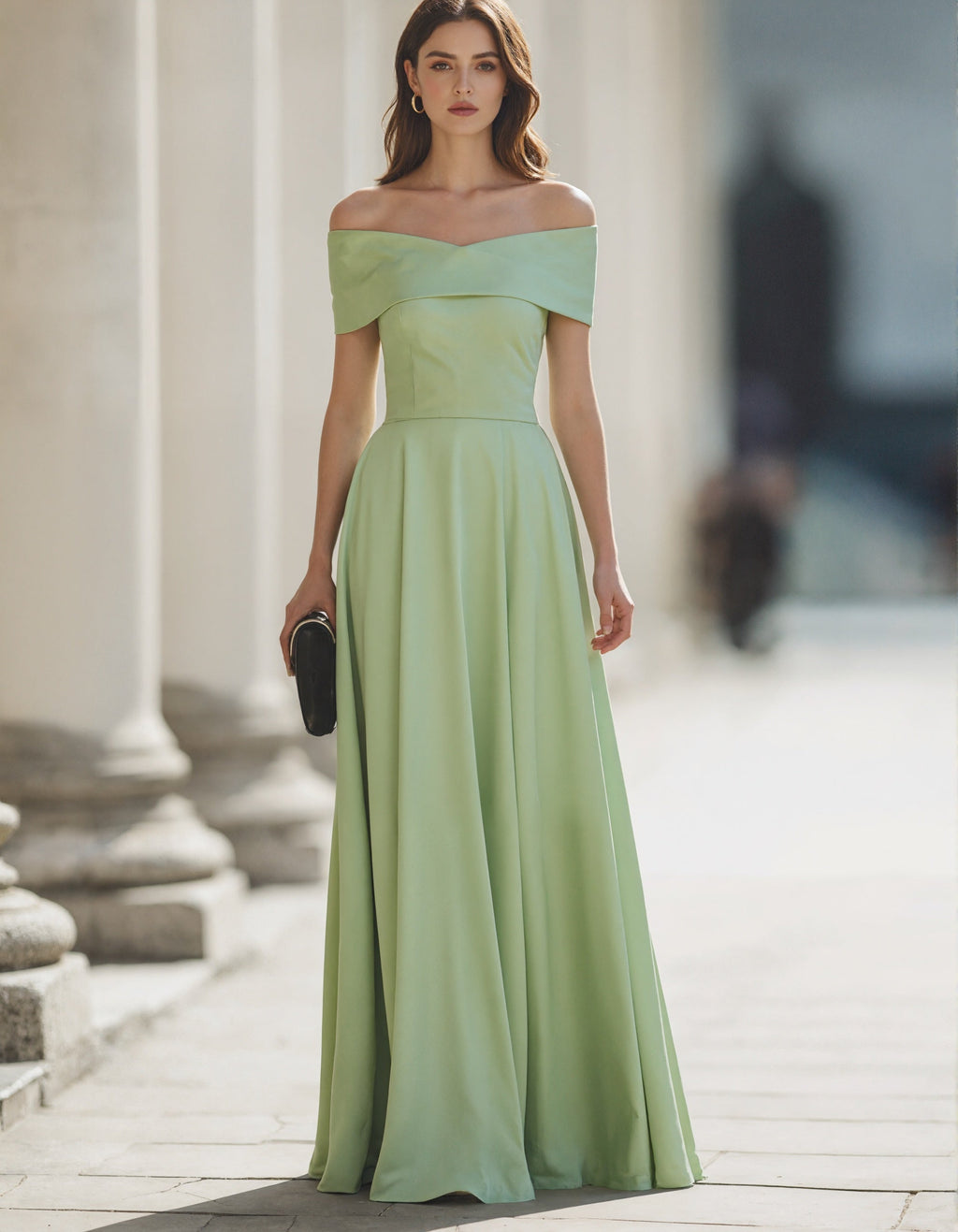 Vestido largo verde claro de satén con hombros descubiertos