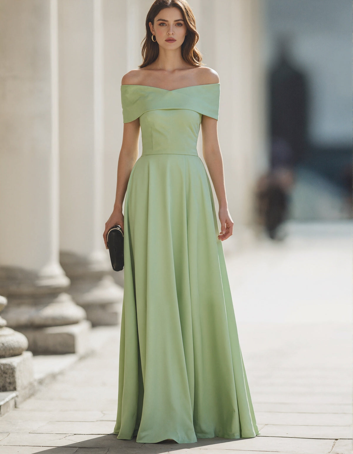 Vestido largo verde claro de satén con hombros descubiertos