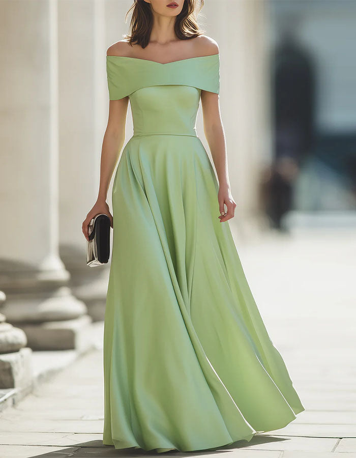 Vestido largo verde claro de satén con hombros descubiertos