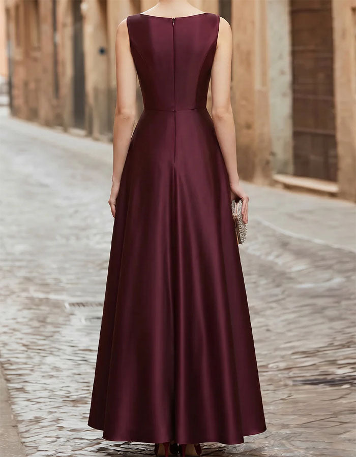 Vestido largo de satén burdeos con cuello de tul
