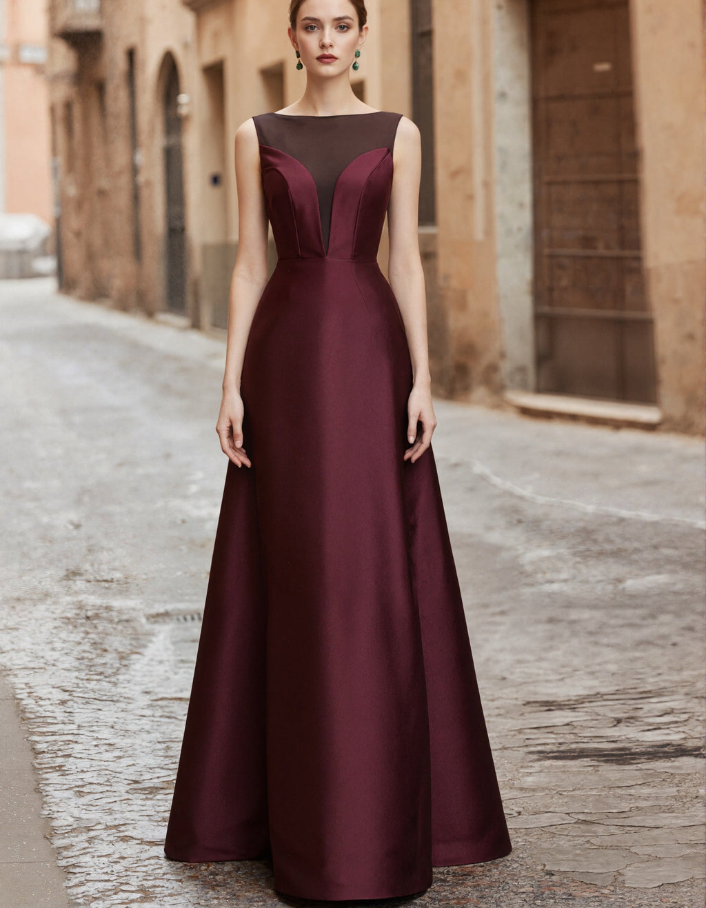 Vestido largo de satén burdeos con cuello de tul