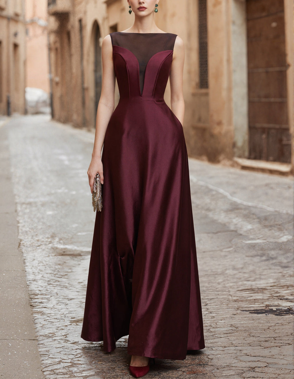 Vestido largo de satén burdeos con cuello de tul
