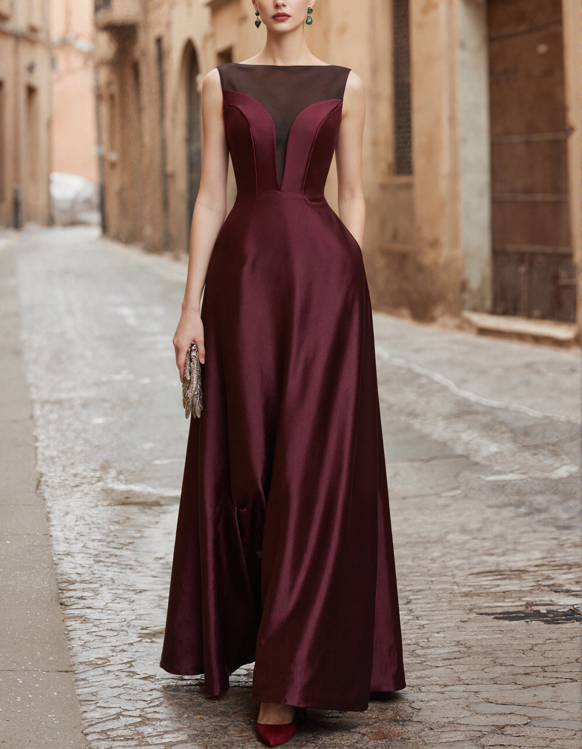 Vestido largo de satén burdeos con cuello de tul