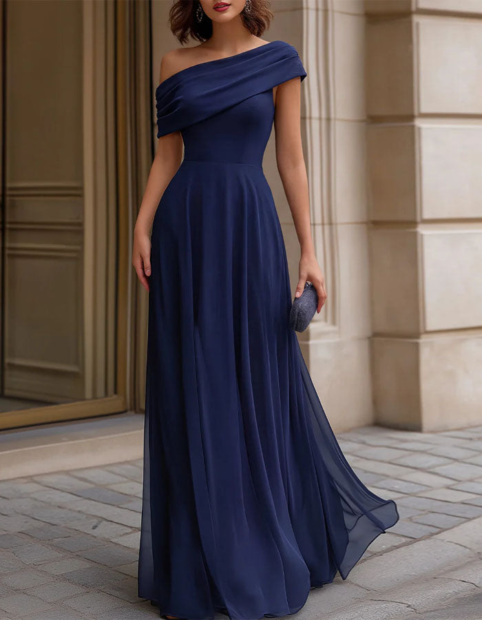 Vestido largo de gasa drapeado de un hombro en azul zafiro
