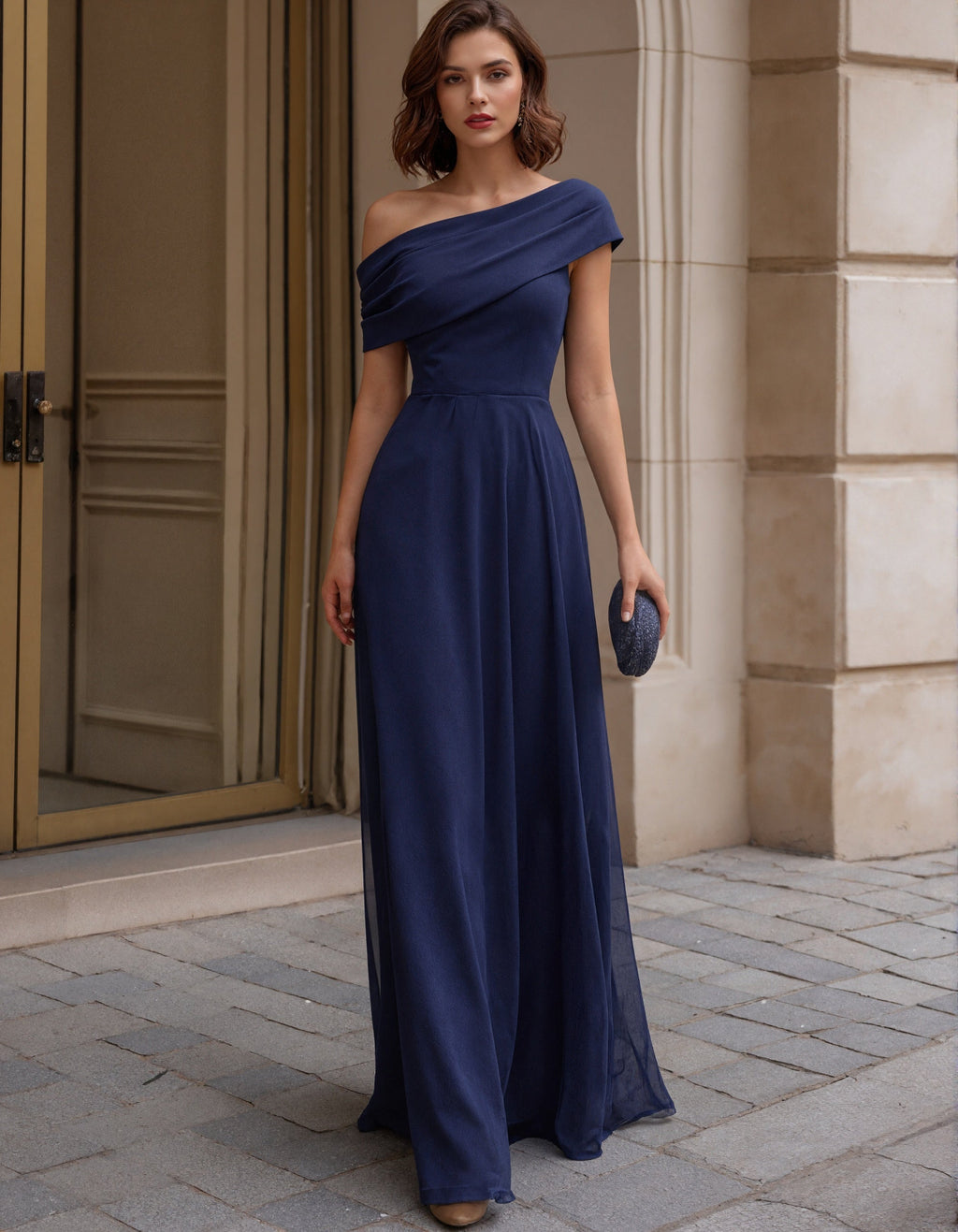 Vestido largo de gasa drapeado de un hombro en azul zafiro