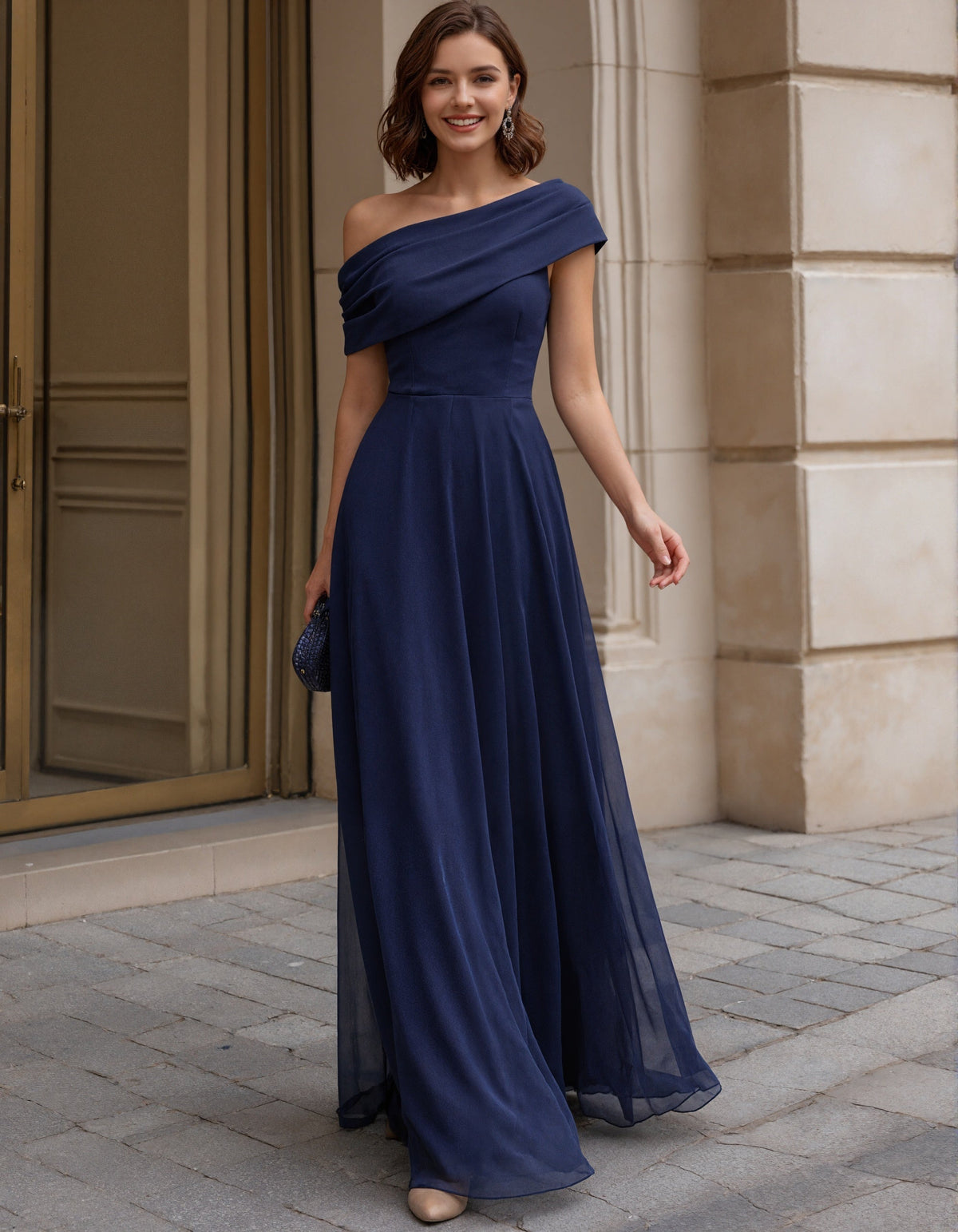 Vestido largo de gasa drapeado de un hombro en azul zafiro