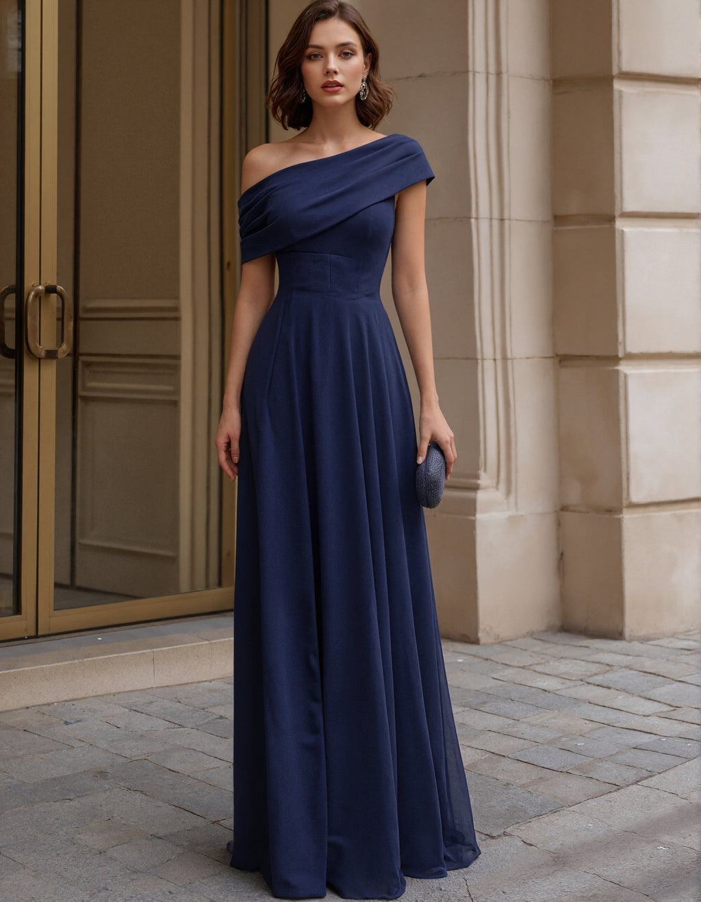 Vestido largo de gasa drapeado de un hombro en azul zafiro