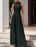 Vestido largo de cuello alto en encaje y chiffon verde oscuro
