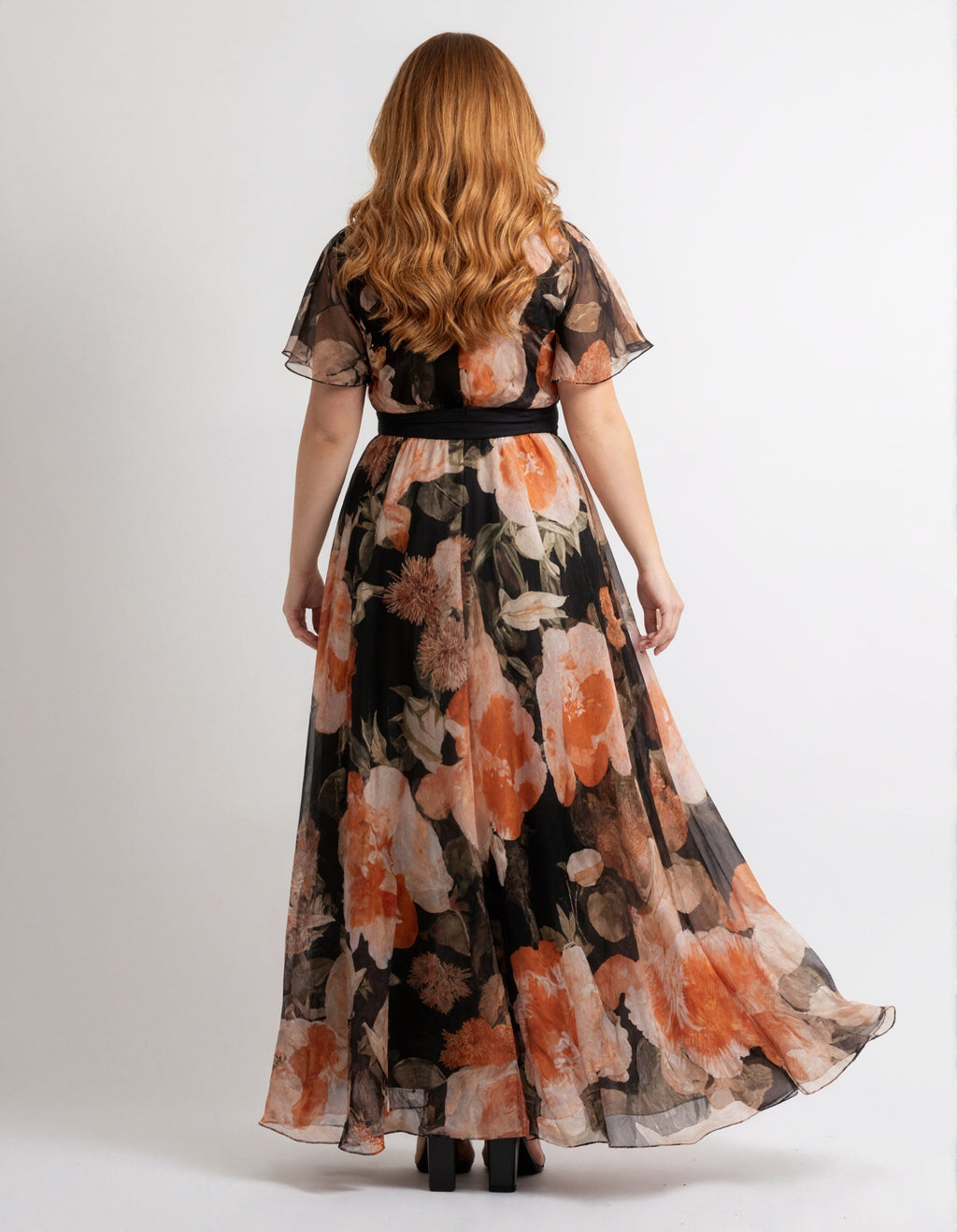 Vestido largo negro floral de gasa con mangas de volantes