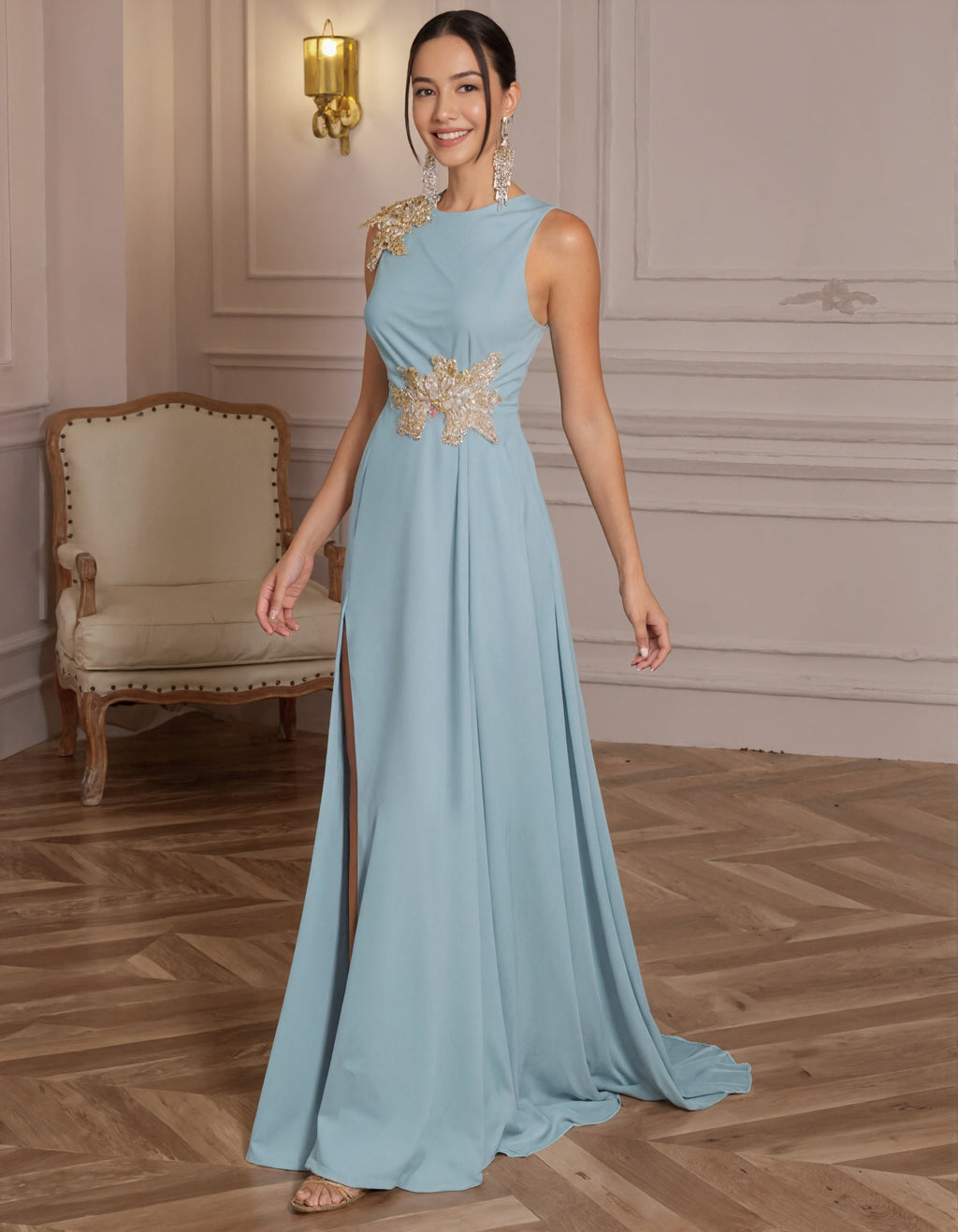 Vestido largo azul cielo con apliques dorados