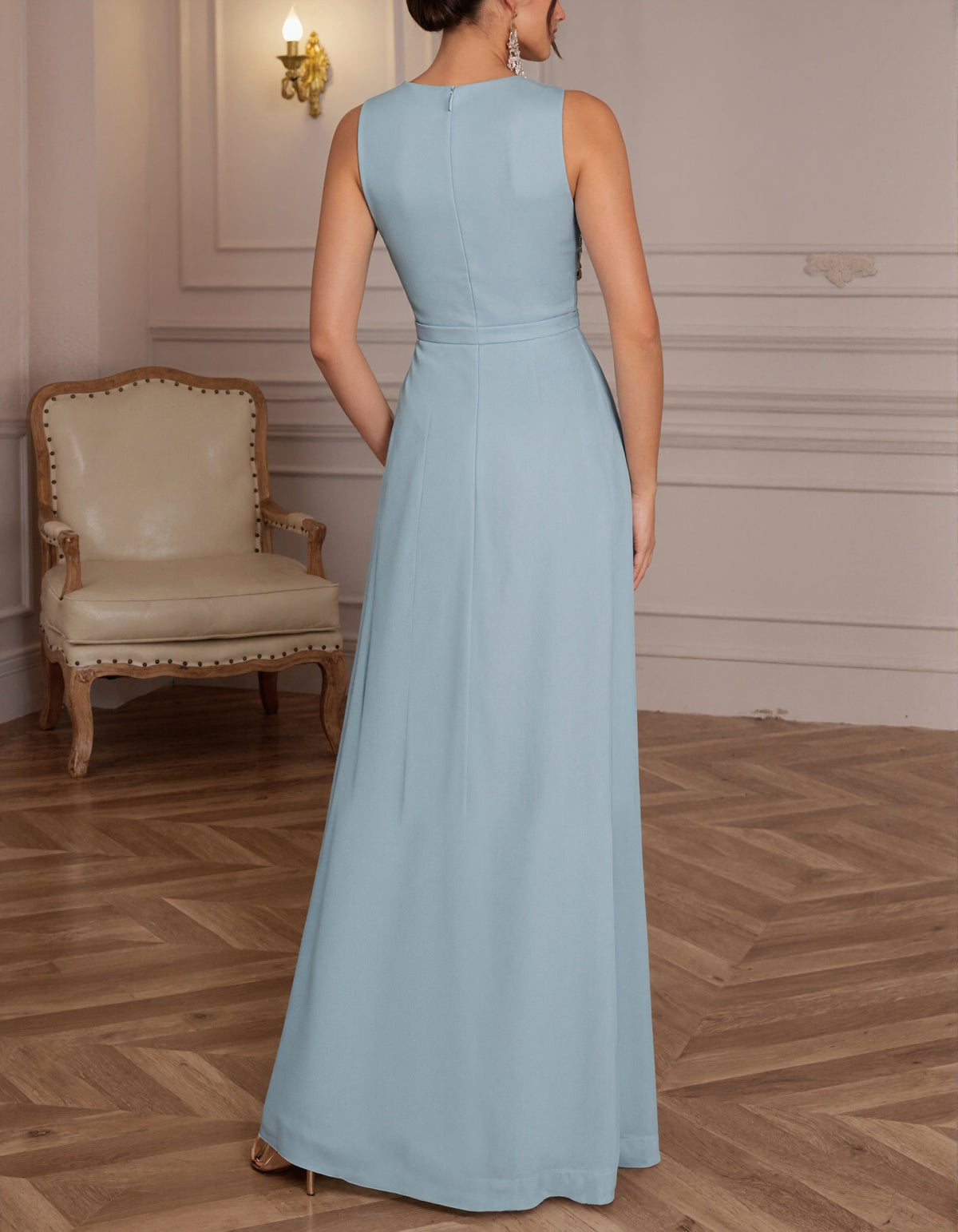 Vestido largo azul cielo con apliques dorados