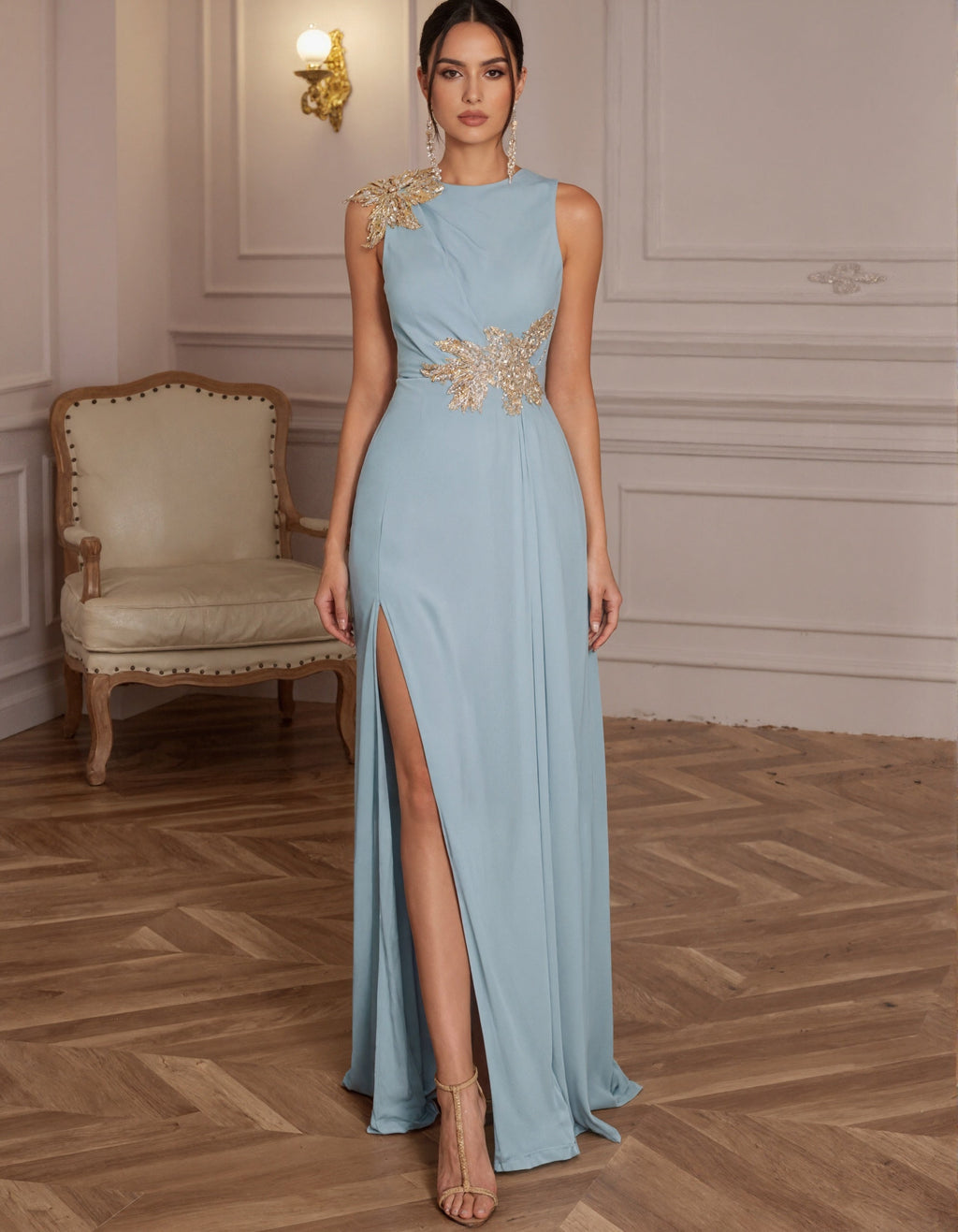 Vestido largo azul cielo con apliques dorados