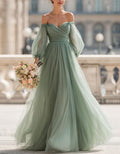 Vestido largo verde salvia con hombros descubiertos