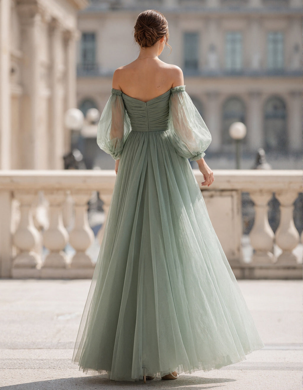 Vestido largo verde salvia con hombros descubiertos