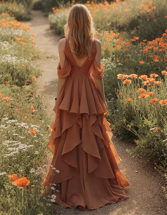 Vestido largo terracota con escote pico y mangas de volantes