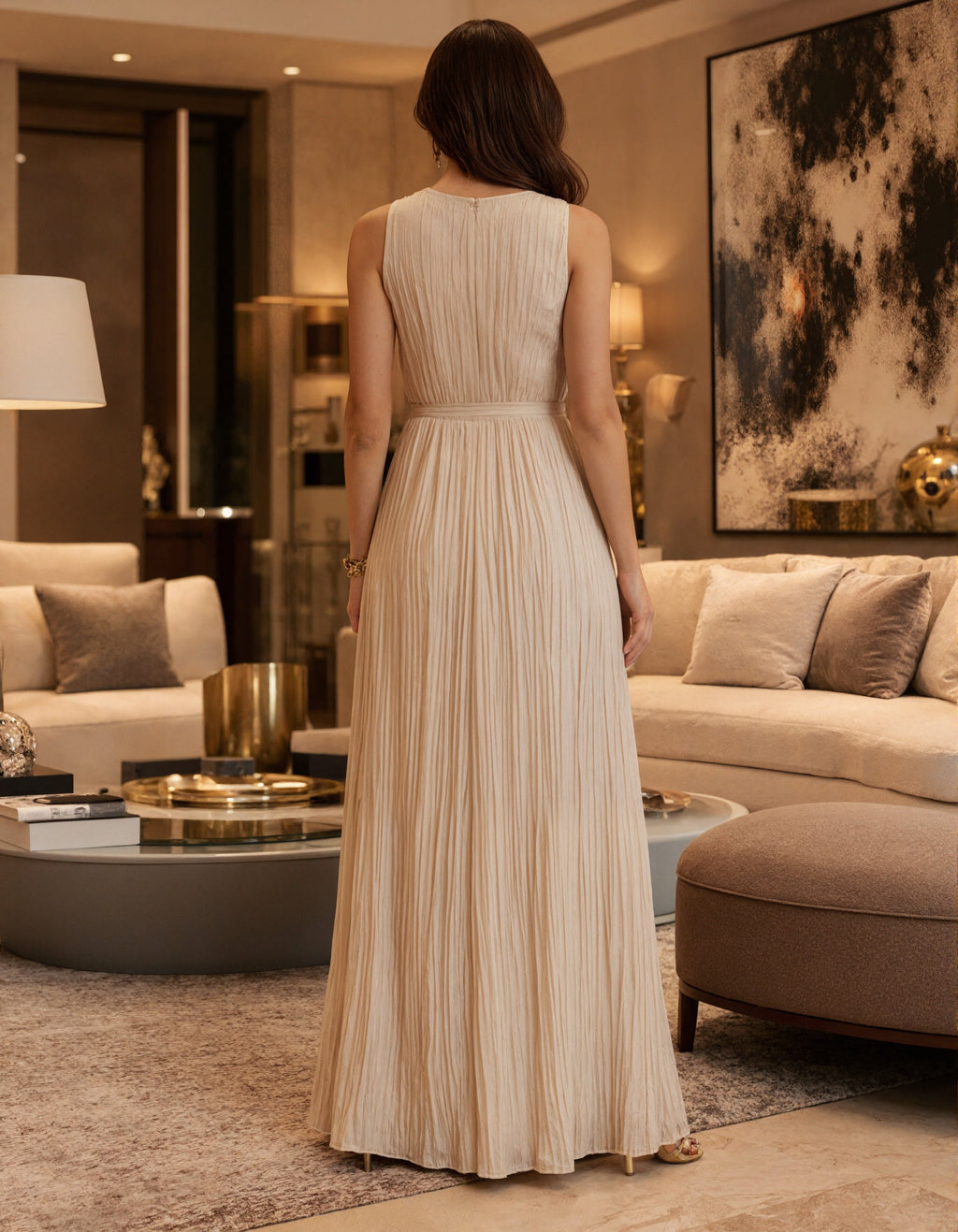Vestido largo champán plisado con cuello de pico