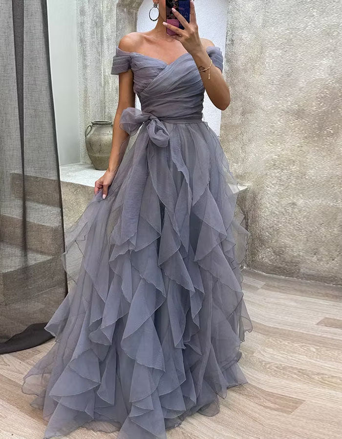 Vestido largo gris azulado de hombros descubiertos