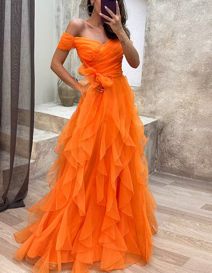 Vestido largo gris azulado de hombros descubiertos