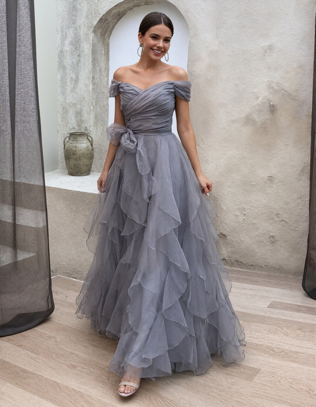 Vestido largo gris azulado de hombros descubiertos