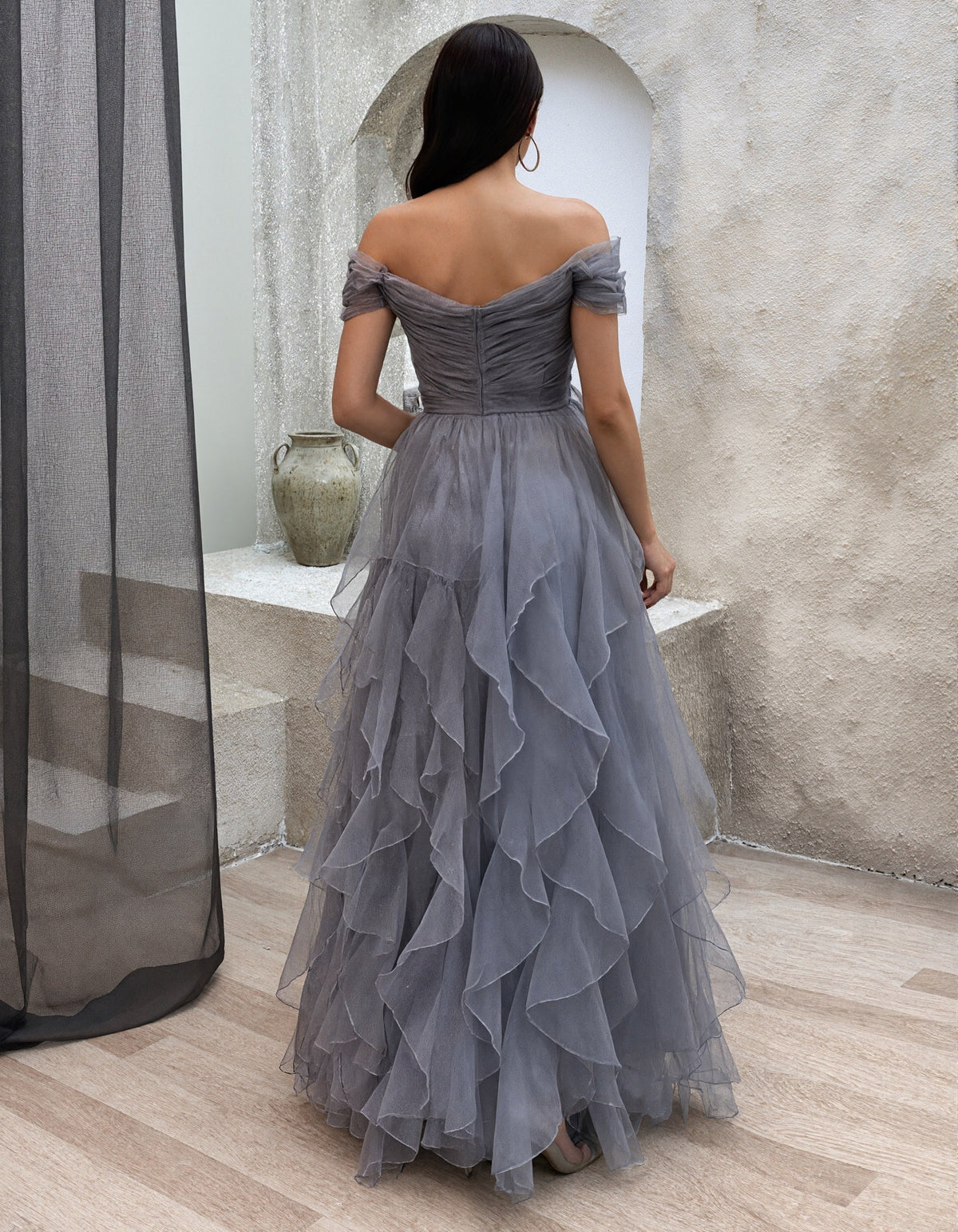 Vestido largo gris azulado de hombros descubiertos