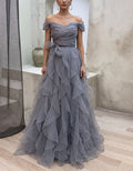 Vestido largo gris azulado de hombros descubiertos