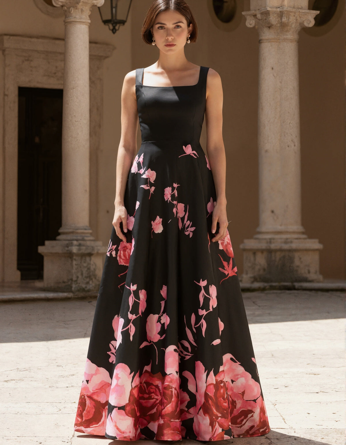 Vestido largo negro con cuello cuadrado y estampado de rosas