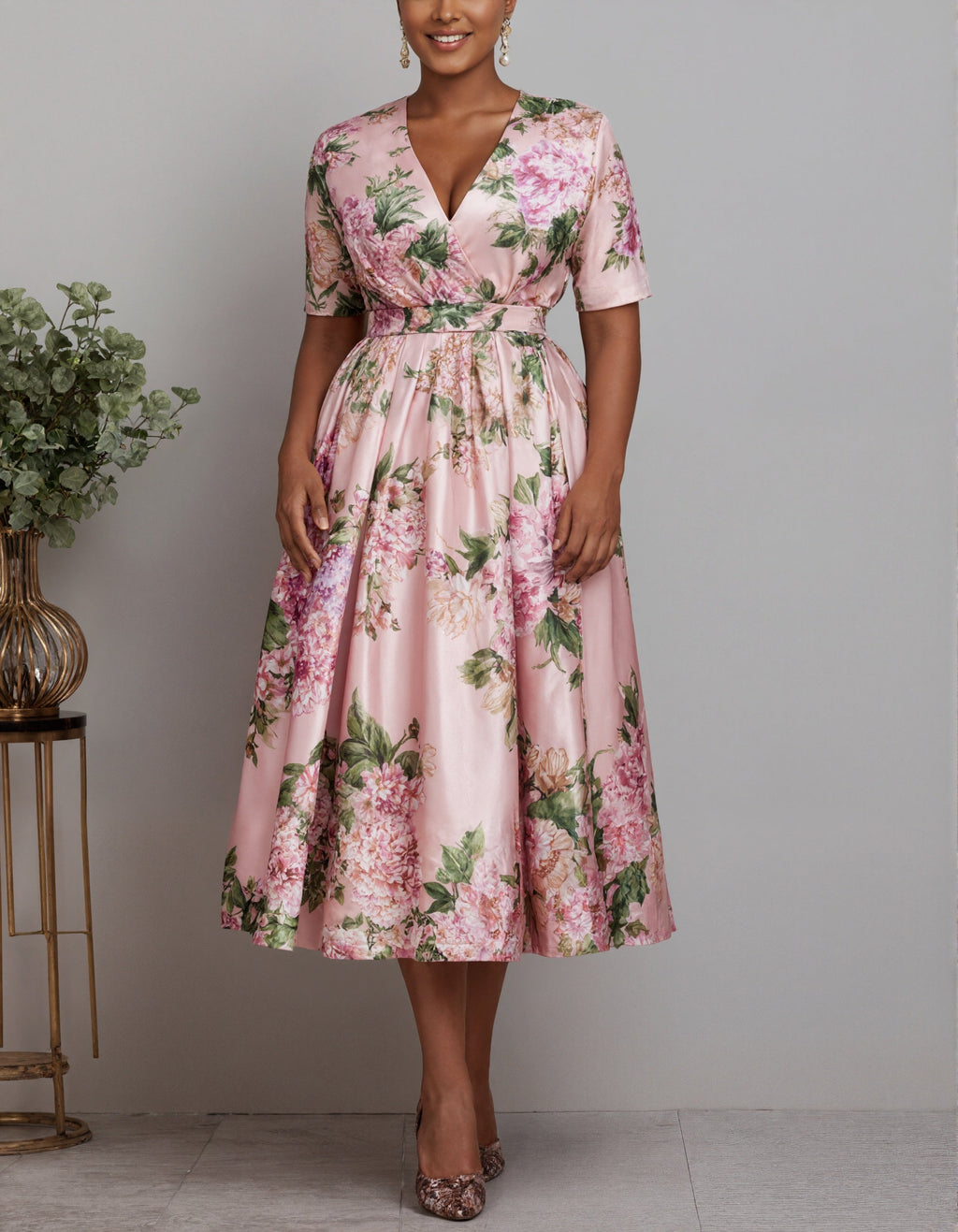Vestido midi floral de satén en rosa