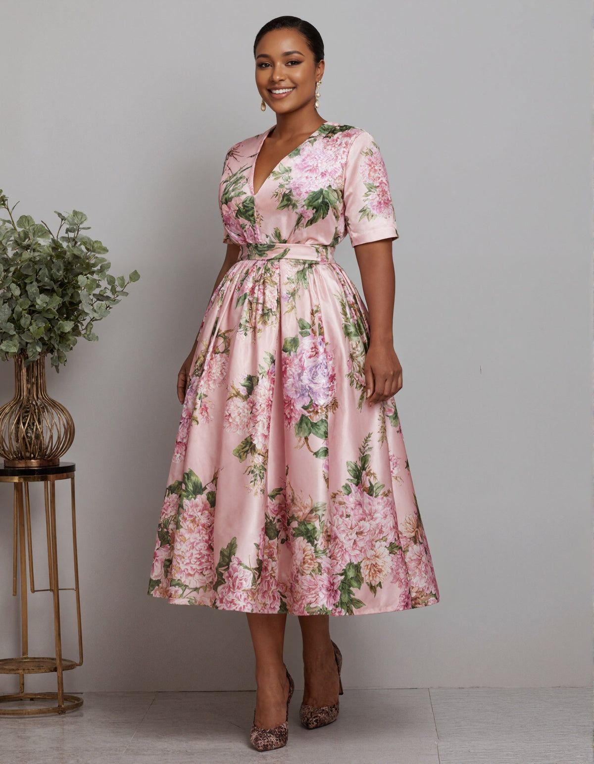 Vestido midi floral de satén en rosa