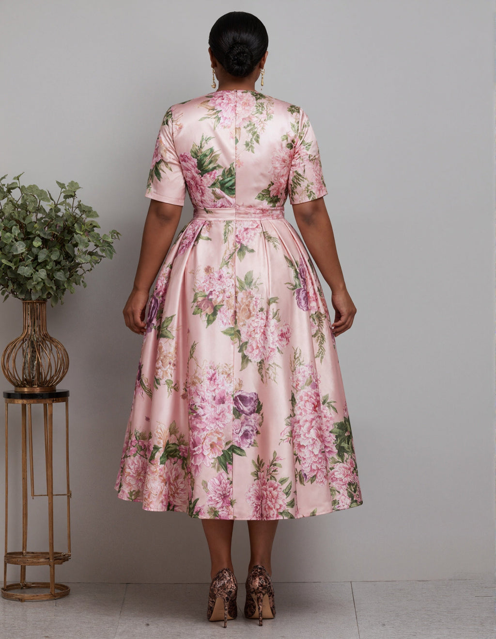 Vestido midi floral de satén en rosa
