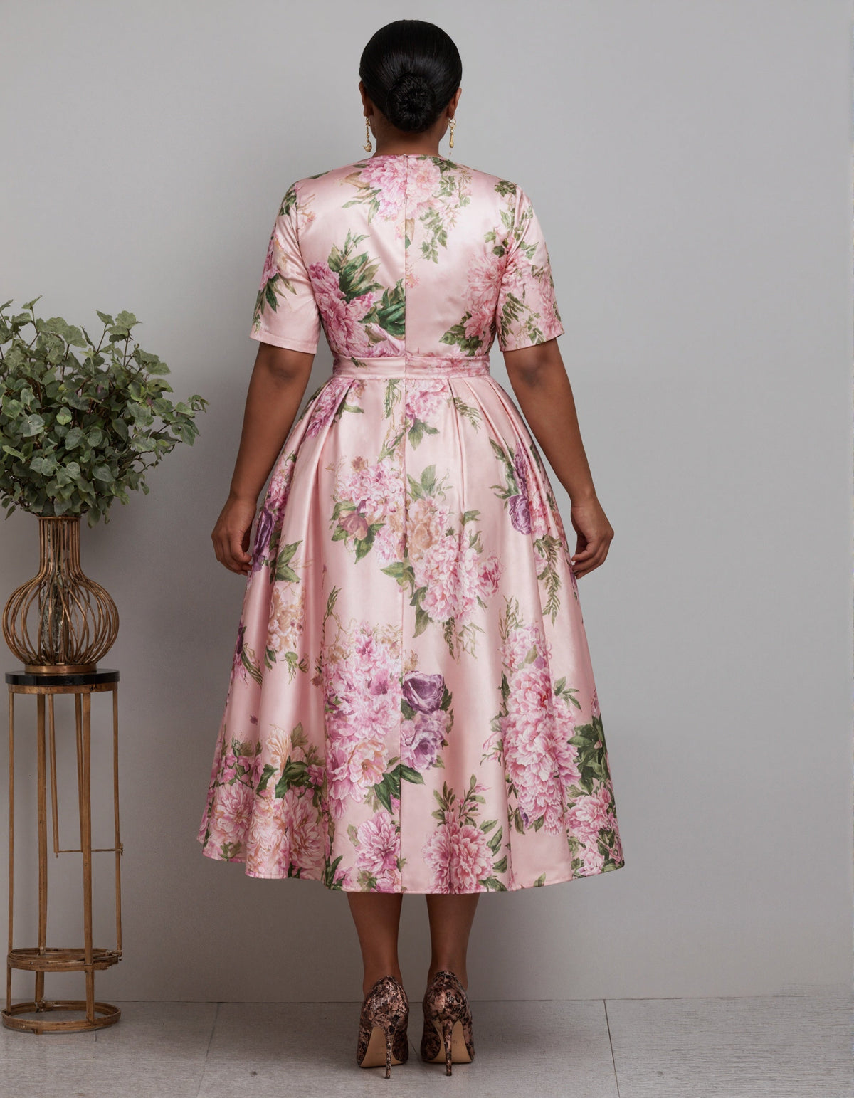 Vestido midi floral de satén en rosa