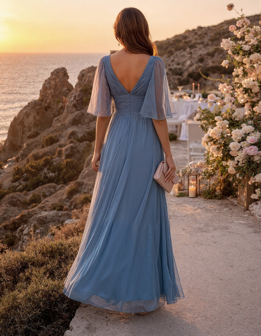 Vestido largo gris azulado con escote en V y volantes