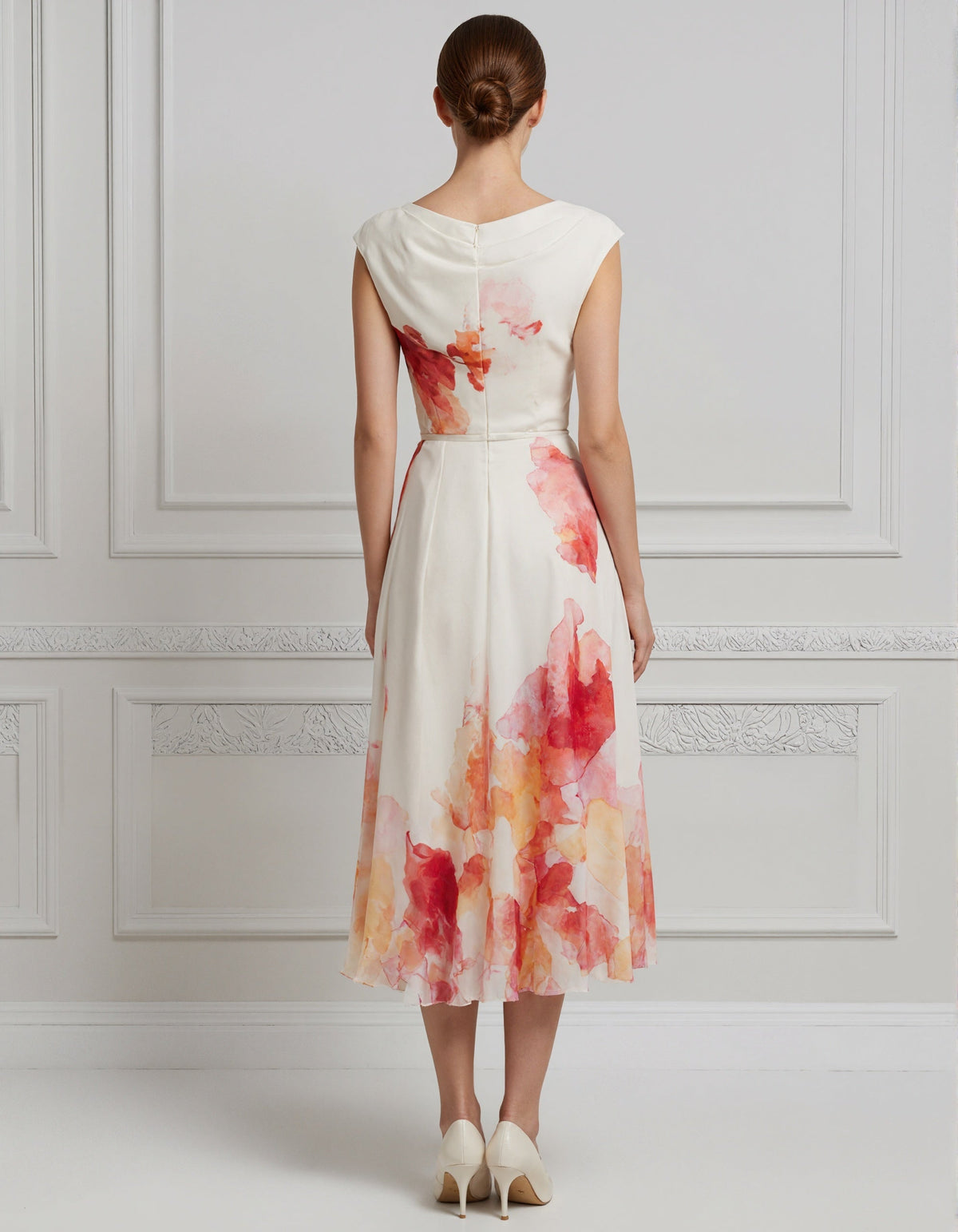 Vestido midi de gasa color crema con cuello halter