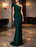 Vestido largo satinado de un hombro en verde oscuro