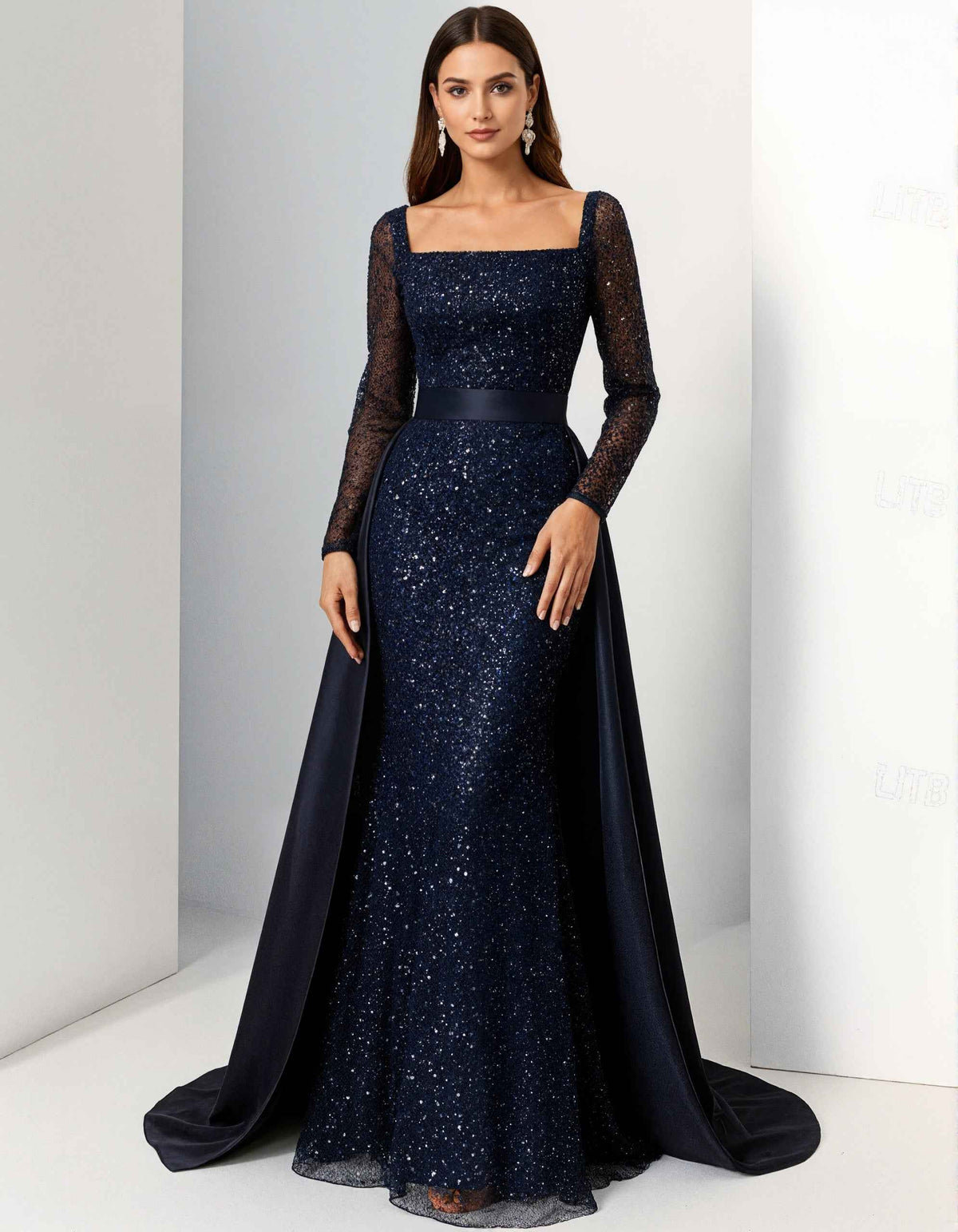 Vestido largo de lentejuelas azul marino con cuello cuadrado