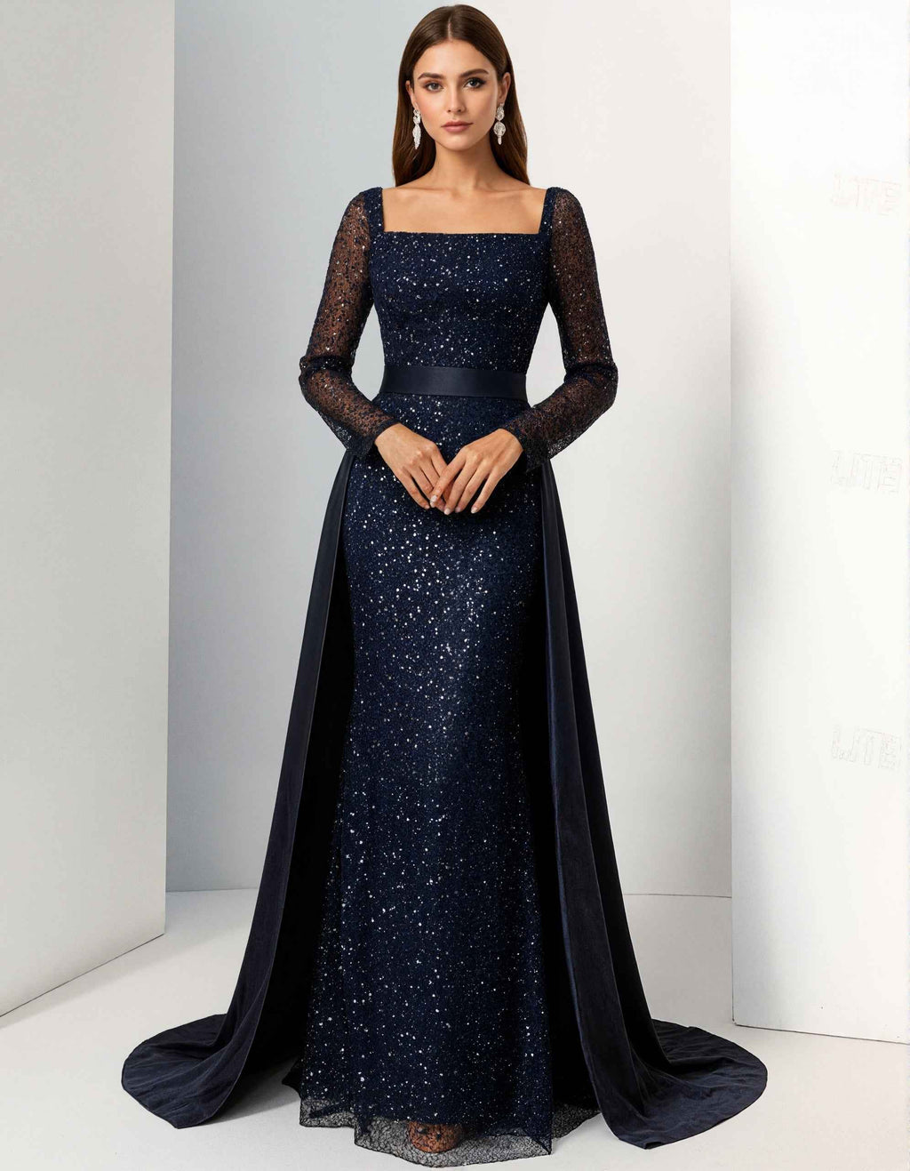 Vestido largo de lentejuelas azul marino con cuello cuadrado