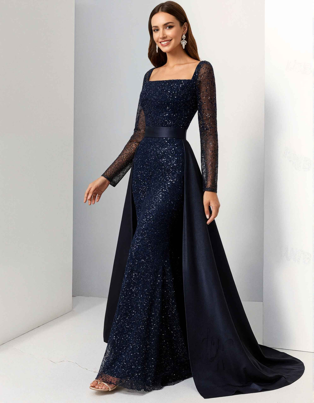 Vestido largo de lentejuelas azul marino con cuello cuadrado