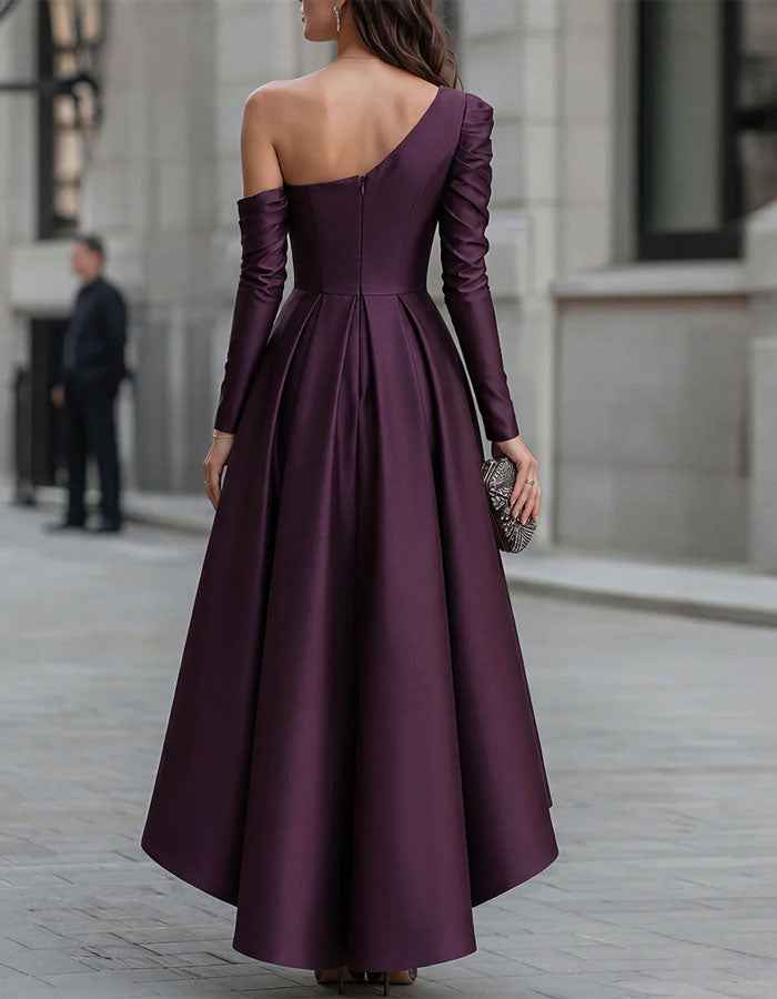 Vestido largo de satén púrpura asimétrico