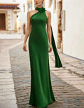 Vestido largo verde satinado con cuello halter y flores 3D