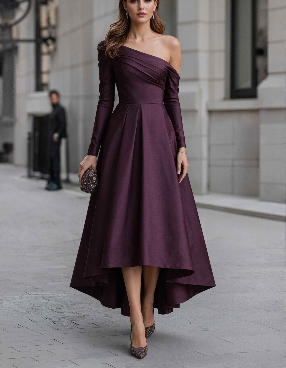 Vestido largo de satén púrpura asimétrico