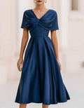 Vestido midi azul marino con detalle de torsión delantero