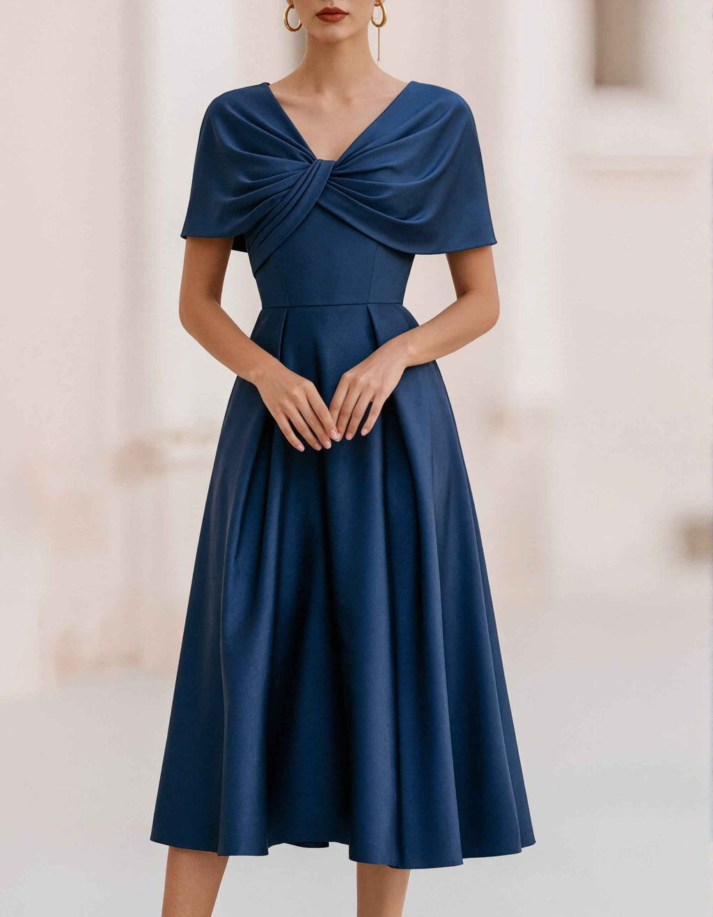 Vestido midi azul marino con detalle de torsión delantero