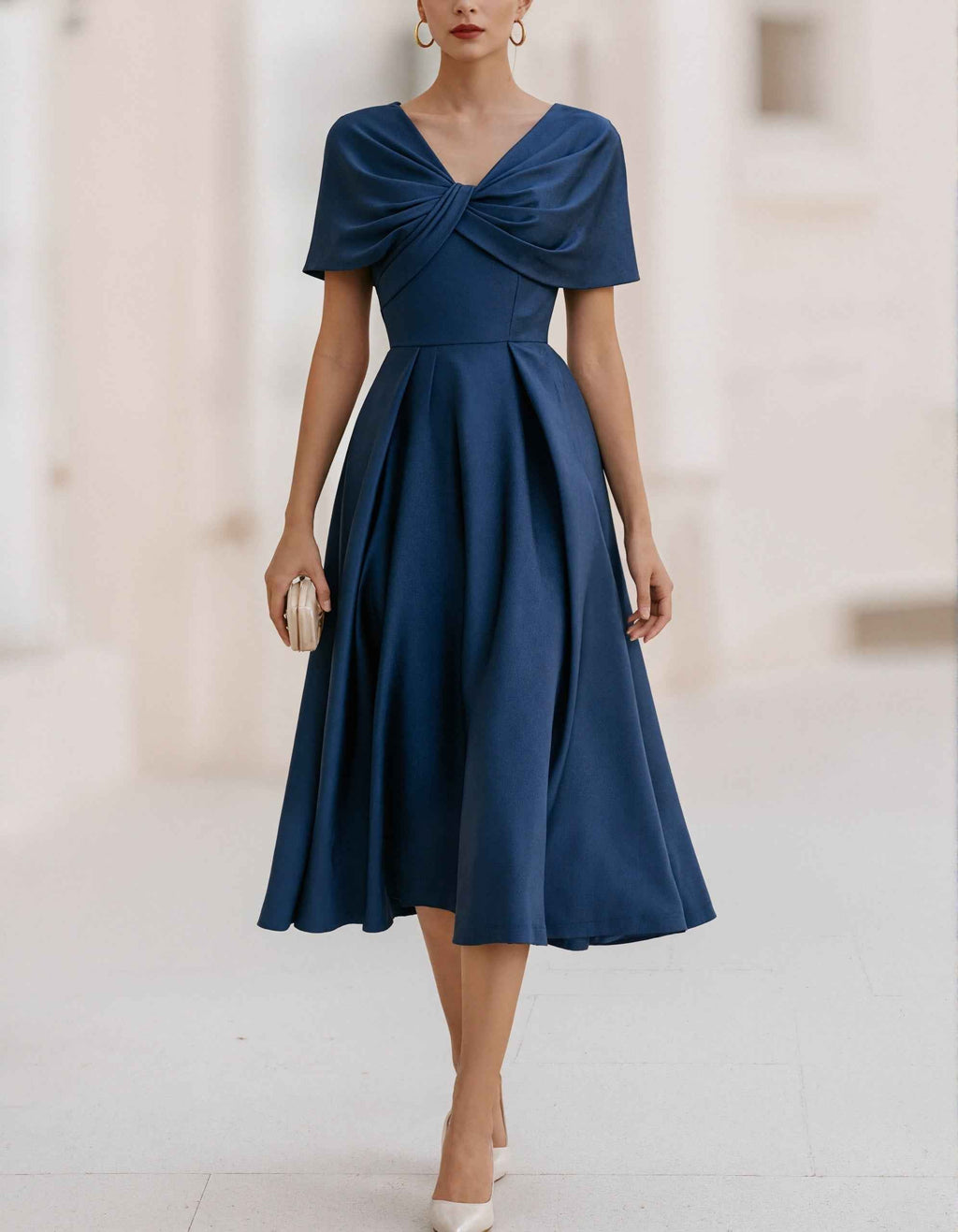 Vestido midi azul marino con detalle de torsión delantero
