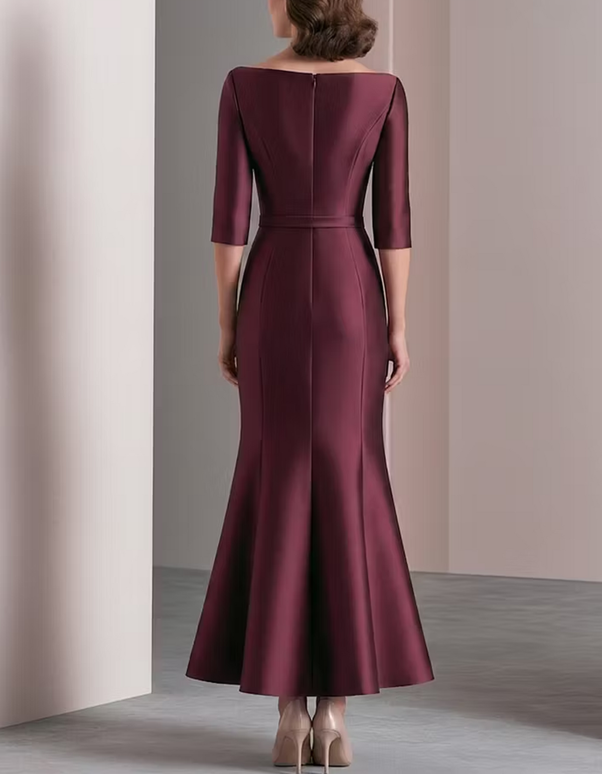 Vestido largo de satén con cuello barco