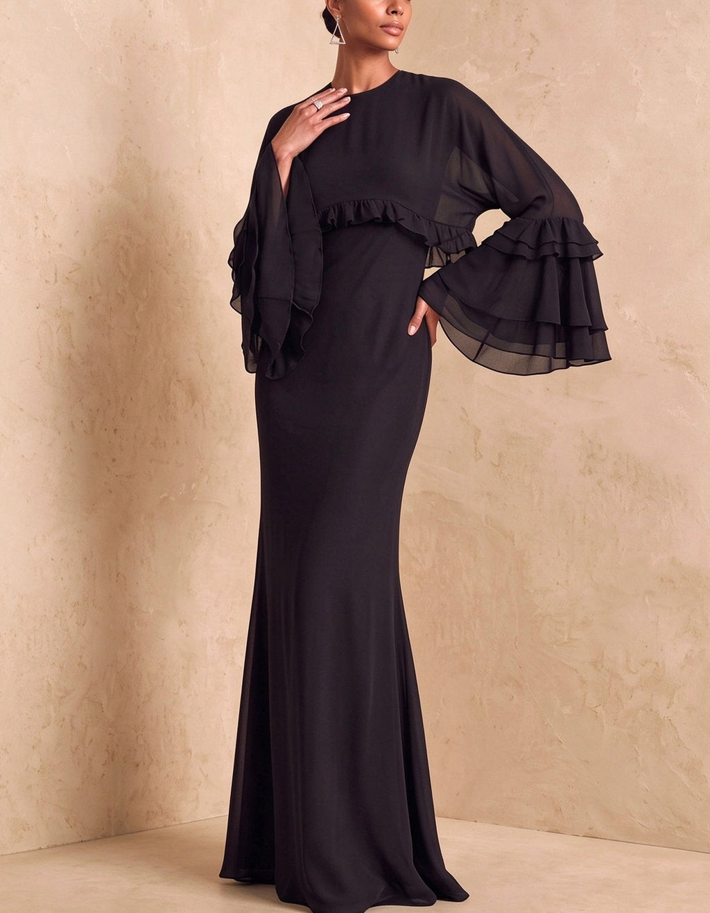 Vestido largo de gasa con volantes y mangas de campana