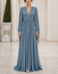 Vestido largo de gasa gris azulado con mangas acampanadas